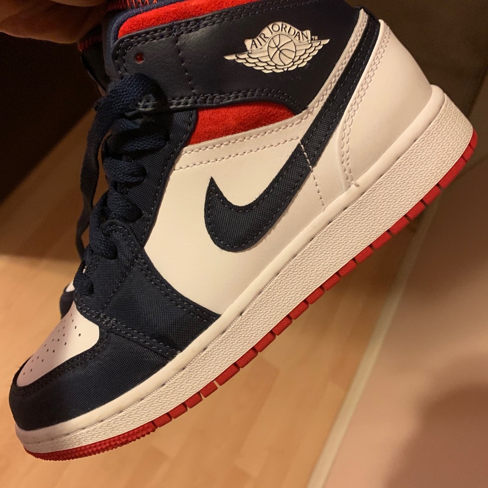 Air Jordan 1 ‘Mid SE Grade school